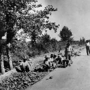 128 - Ampliamento e sistemazione della strada Molinara nuova per ampliamento strada per Bussolengo, eseguiti dalla locale Cooperativa di disoccupati nel 1952.