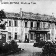 169 - Villa Bozza Trezza, con l'impresa edile A. Tomelleri ed il maggiordomo. Anni '30
