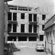 295 - Sommacampagna palazzo in costruzione visto da Via Olmo verso Via Pontirolli con auto Fiat