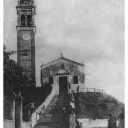 67 - Chiesa di S. Rocco e campanile con gruppo di bambini sulla scalinata. Anni '30