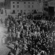143 - Manifestazione nell'attuale Piazza della Repubblica negli anni '20