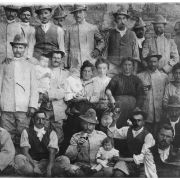 84 - Alpini della guerra 1915-18 con donne e bambini