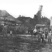 85 - Reggimento di truppe francesi di stanza a Sommacampagna durante la prima Guerra Mondiale. Sul fondo il ricreatorio popolare.