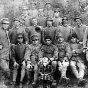 86 - Soldati della Prima Guerra Mondiale con bambino al centro