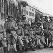 91 - Soldati francesi davanti al palazzo del Municipio nel 1917. Al centro bambina con cerchio