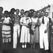 11 - Ragazzi e ragazze locali al rientro da una gita sul lago di Garda nel 1935.