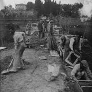 126 -Realizzazione delle prime canalette in cemento per l'irrigazione dei campi 1936