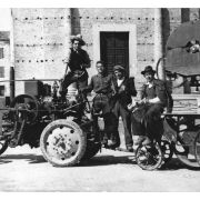 138 - Primitiva sega circolare agricola azionata da motoristi locali ripresi davanti alla Chiesa di Valeggio sul Mincio