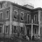 164 - Villa Perla, costruzione stile liberty degli anni '20 dell'Architetto Buzzoni con gruppo familiare