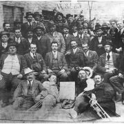 185 - Gruppo maschile con musicisti locali alla festa di classe 1884/1885