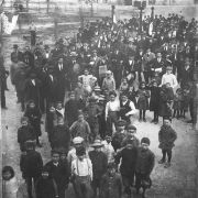 186 - La banda Parrocchiale di Sommacamapgna nel 1914 con gruppi associativi dell'epoca. (In alto a sinistra la "W la Società Unione")