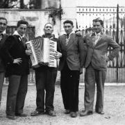 19 - Gruppo di coscritti della classe 1930 con il celebre fisarmonicista Leone