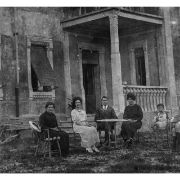 210 - Villa Perla, costruzione stile liberty degli anni '20 dell'Arch. Buzzoni, con gruppo familiare   