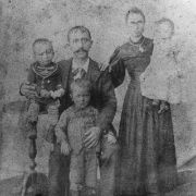 218 - Ritratto di famiglia con 3 figli