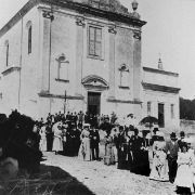 223 - Corteo donne e uomini vestiti a festa - abiti '800 - davanti alla Chiesa Parrocchiale di Sommacampagna