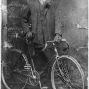 229 - Ritratto maschile con bicicletta