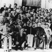 234 - Gruppo maschile davanti a Chiesa Parrocchiale con un sacerdote