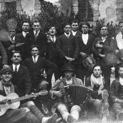 241 - Gruppo maschile con chitarra e fisarmonica fronte Villa Venier lato Via Bassa