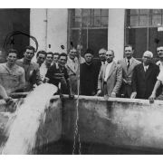 242 - Gruppo maschile vicino a vasca con rubinetto