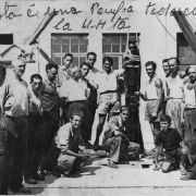 248 - Gruppo di uomini: la foto reca in intestazione la scritta a mano "Questa è una pompa tedesca"