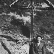 46 - Erezione della croce sul monte Pignata nell'anno Santo 1950 con accanto Adelino Tomelleri