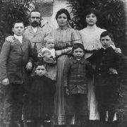 51 - Gruppo familiare agli inizi del '900 famiglia Manzato