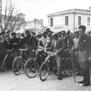 79 - Corsa ciclistica in epoca fascista 1937. Al centro della foto il Sig. Bellorio, vincitore della gara